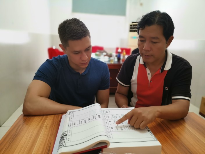 Михаил У-Кон знакомится с историей своей семьи